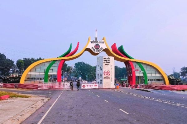 যশোর সেনানিবাস এলাকা থেকে অনুপ্রবেশকারী ভারতীয় নাগরিক আটক। <br> <br>যশোর সেনানিবাস এলাকা থেকে সন্দেহভাজন ভারতীয়  <br>এক নাগরিকে আটক করেছে সেনাবাহিনী। বিনা পাসপোর্টে বাংলাদে..
