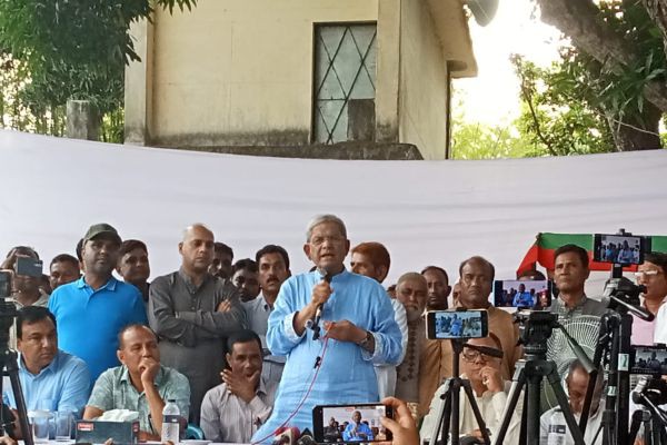 নেতাকর্মীদের মির্জা ফখরুল ‘‘অপকর্ম বন্ধ করুন, নইলে বিএনপিকেও জনগণ ছুড়ে মারবে” <br>ঠাকুরগাঁওয়ে গণসংযোগ এই কথা বলেন..
