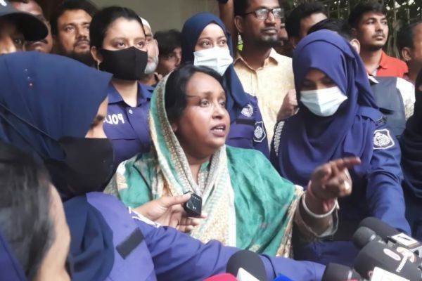রাতভর নাটকীয়তার পর অবশেষে গ্রেপ্তার আইভী <br>অভিযান চালাতে গিয়ে মসজিদের মাইকে ঘোষণা দিয়ে বিক্ষোভে অবরুদ্ধসহ রাতভর নাটকীয়তা শেষে নারায়ণগঞ্জ সিটি কর্পোরেশনের সাবেক মেয়র ডা. সেলিনা হায়াৎ আইভীক..