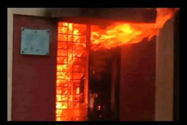 শিরোনামঃ  নারায়ণগঞ্জ সিভিল সার্জন অফিসে ভয়াভহ অগ্নি*কান্ড! <br> <br>তারেক শেখ, <br>কন্ট্রিবিউটিং রিপোর্টার,  <br>নারায়ণগঞ্জ ।  <br> <br>গতকাল শনিবার রোজ,  ৩১ মে বিকাল ৪ টায় নারায়ণগঞ্জ জেলা ..