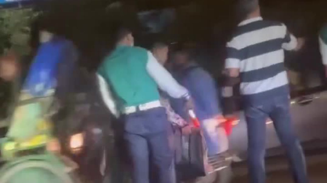 ⁣পুলিশের সামনে দিয়ে চাপাতি হাতে ছি/নতাই করা ব্যাগ নিয়ে চলে গেলো ছিনতাইকারী! ধানমন্ডির ৩২ নম্বরে চা�