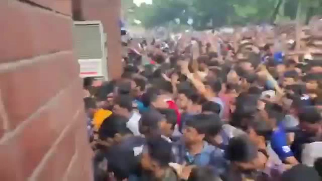 পুলিশের বেরিকেট ভেঙ্গে সচিবালয়ে(S