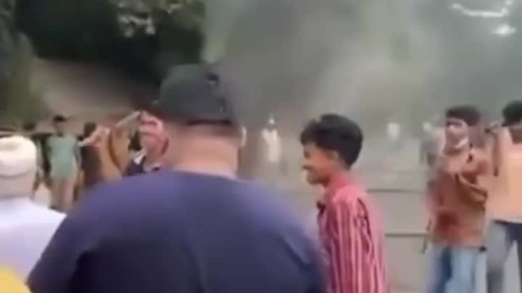 ⁣গোপালগঞ্জে সড়ক আটকে শেখ হাসিনার নামে স্লোগান