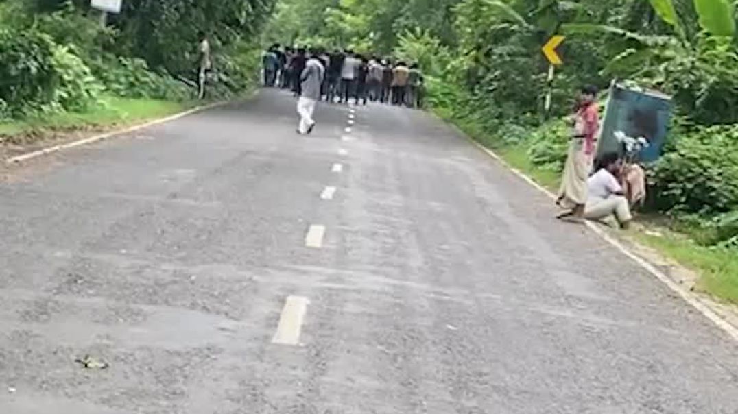 ⁣ঢাল-তলোয়ার নিয়ে রাস্তায় নামলো কোটালীপাড়ার মানুষ