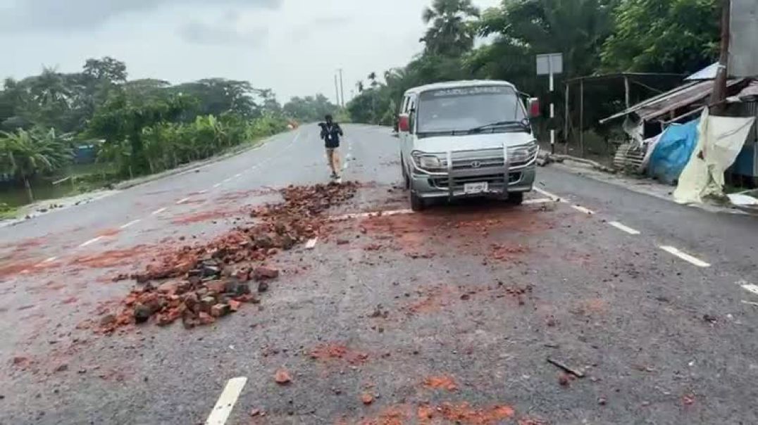 ⁣গোপালগঞ্জে পুলিশ ও ইউএনও এর গাড়িতে ছাত্রলীগের হামলা