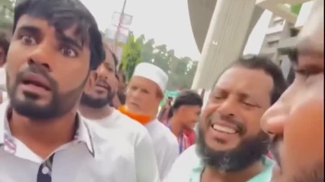 ⁣ছাত্রদলের প্রোগ্রামে যাবে শুনে রাস্তা আটকে গাল লাল করে দিয়েছে জামাত-শিবিরের লোকজন।