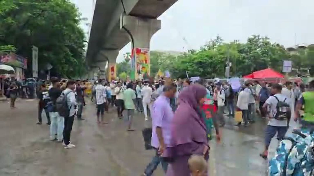 ⁣শাহবাগ অবরোধ করে বিক্ষোভ করছে জুলাই যোদ্ধারা