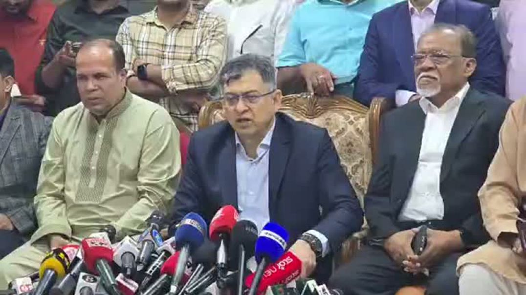 ⁣ঐকমত্য কমিশনের বৈঠক শেষে কথা বলছেন সালাহউদ্দিন আহমেদ