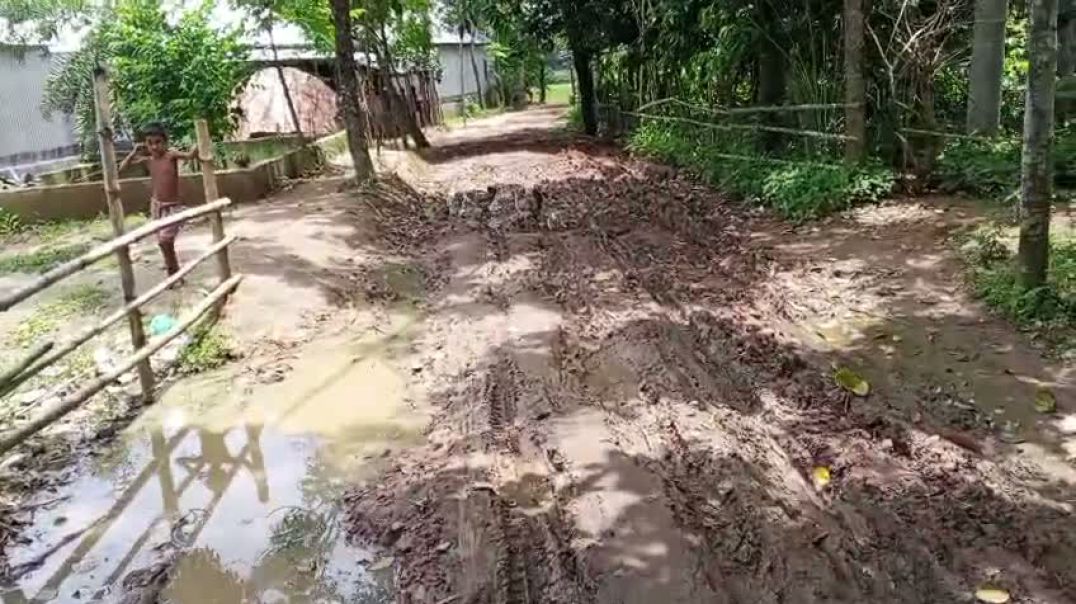 ⁣ধনবাড়ী উপজেলার মমিনপুর গ্রামের  কাঁচা সড়কে চলাচলে দুর্ভোগ