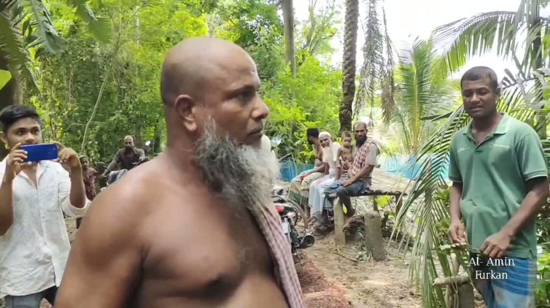 ⁣হাঁস মুরগির খোঁচায় উঠে যাচ্ছে নতুন কার্পেটিং করা রাস্তা। কাজ বন্ধ করে দিলো এলাকাবাসী।