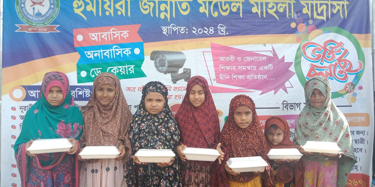দীঘিনালায় ভারী বৃষ্টিতে ক্ষতিগ্রস্ত মহিলা মাদ্রাসায় সেনাবাহিনীর মানবিক সহায়তা..