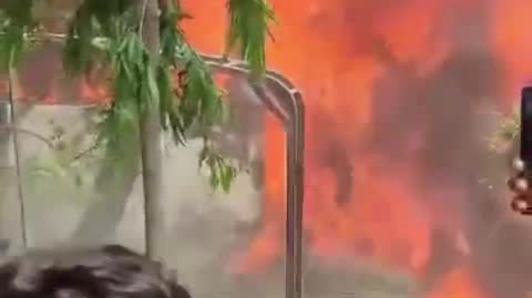 ⁣দিয়াবাড়ি একটি স্কুলে প্রশিক্ষণ বিমান  বিধ্বস্ত