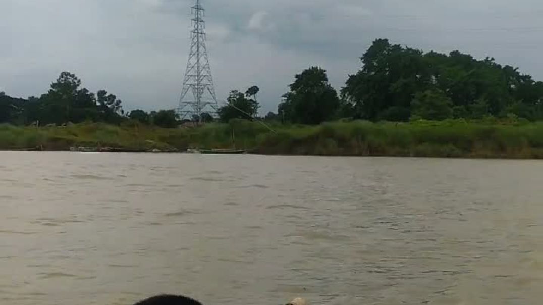 ⁣ব্রম্মপুত্র নদে নৌকা দিয়ে  পারাপার করছেন প্রতিদিন শত শত মানুষ।