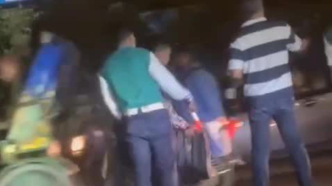 ⁣ধানমন্ডি ৩২ এ চাপাতি হাতে পুলিশের সামনে ছিনতাই....