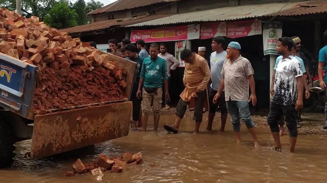 ⁣গৌরীপুরের শ্যামগঞ্জ রেল গেইটে রাস্তা মেরামতের কাজ করছেন, বিএনপি নেতা-কর্মীরা।