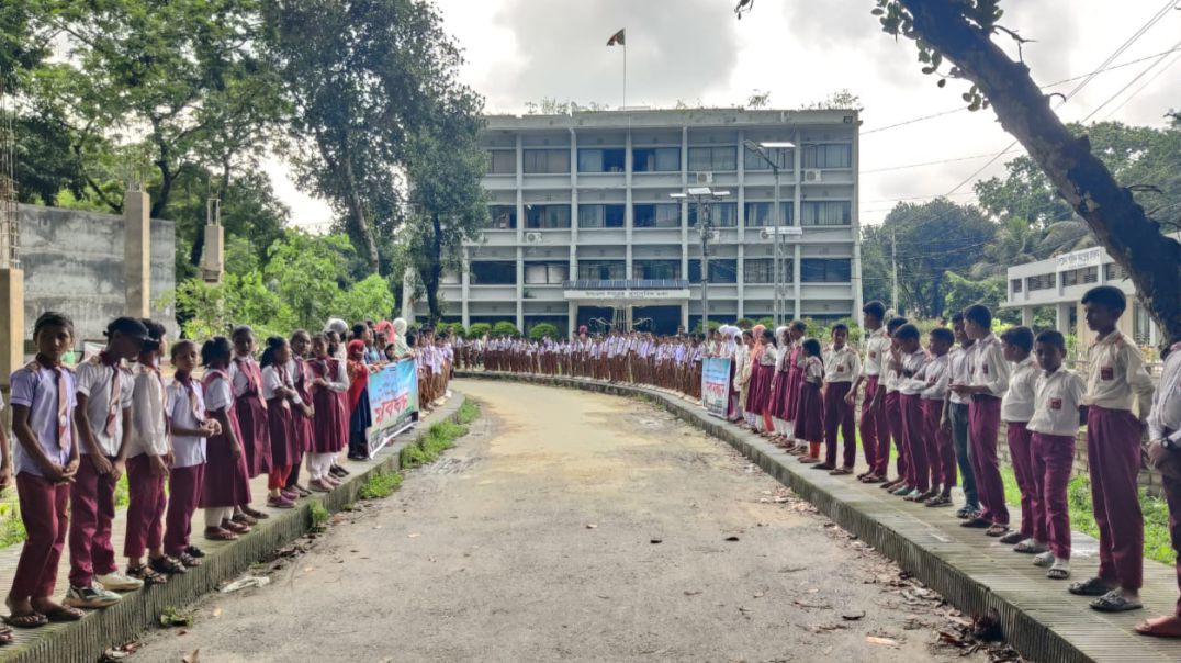 ⁣বৃত্তি পরীক্ষা থেকে বঞ্চিত শিক্ষার্থীদের  মানববন্ধন