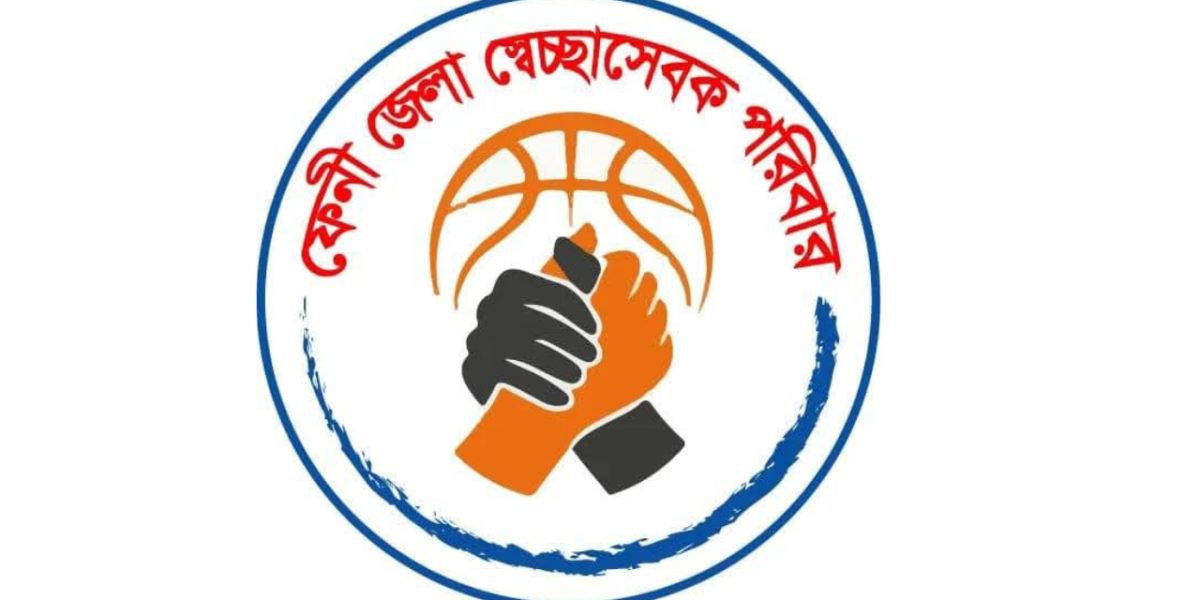 ফেনীর জলাবদ্ধতায় মালামাল সরাতে স্বেচ্ছাসেবী সহায়তা ‎