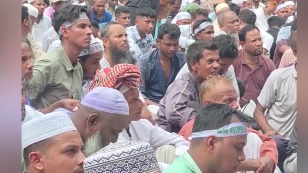 ⁣উদ্যানে ঢুকতে না পেরে ডিজিটাল স্ক্রিনে বক্তব্য শুনছেন জামায়াত কর্মীরা