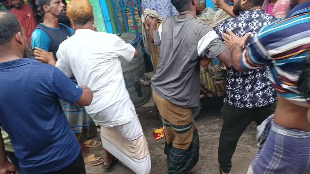 ⁣পিরোজপুরের ভান্ডারিয়া বাজারে তুচ্ছ ঘটনাকে কেন্দ্র করে হামলার ঘটনা  ঘটছে প্রতিদিন।