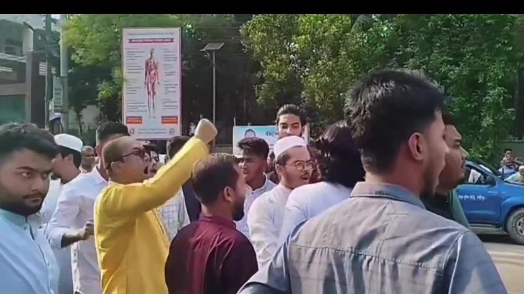 ⁣এনসিপি নেতাদের উপর হামলার প্রতিবাদে লক্ষ্মীপুরে ঝুমুর চত্বর ব্লকড।
