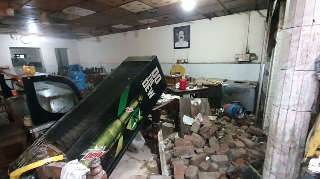 ⁣ঘাটাইল বাসস্ট্যান্ডে ভ*য়া*বহ সড়ক দু*র্ঘ*ট*না ট্রাক নিয়ন্ত্রণ হারিয়ে তাজমহল হোটেল ভা*ঙ*চু*র।