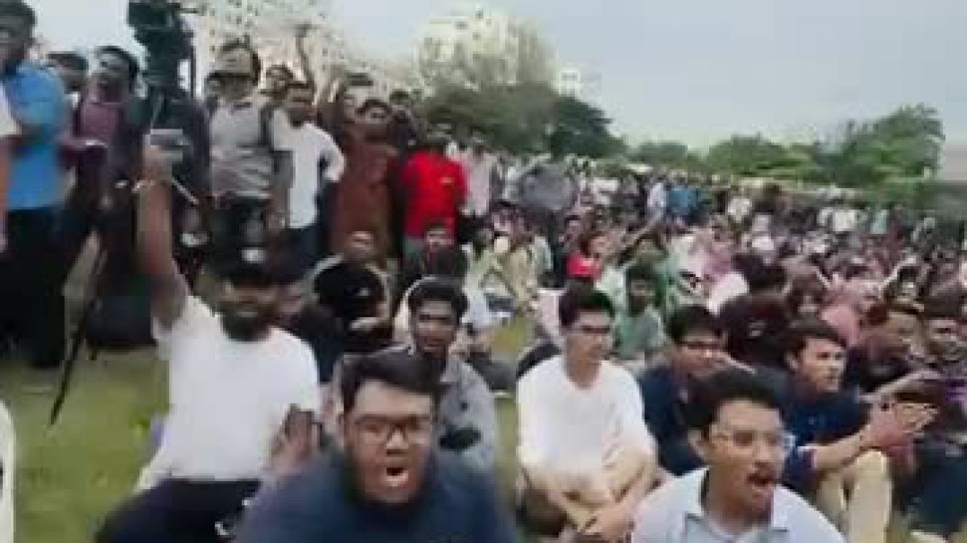 আইন উপদেষ্টাকে অবরুদ্ধ
