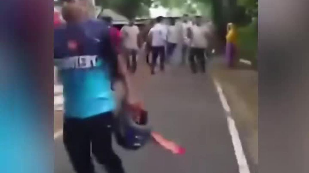 ⁣গোপালগঞ্জে পুলিশের উপর ছাত্রলীগের হা-ম-লা