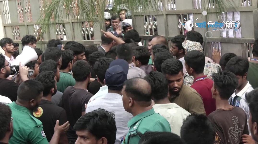 পুলিশ ঢুকতে বাঁধা প্রদান করছে মাইলস্টোনের শিক্ষার্থীরা
