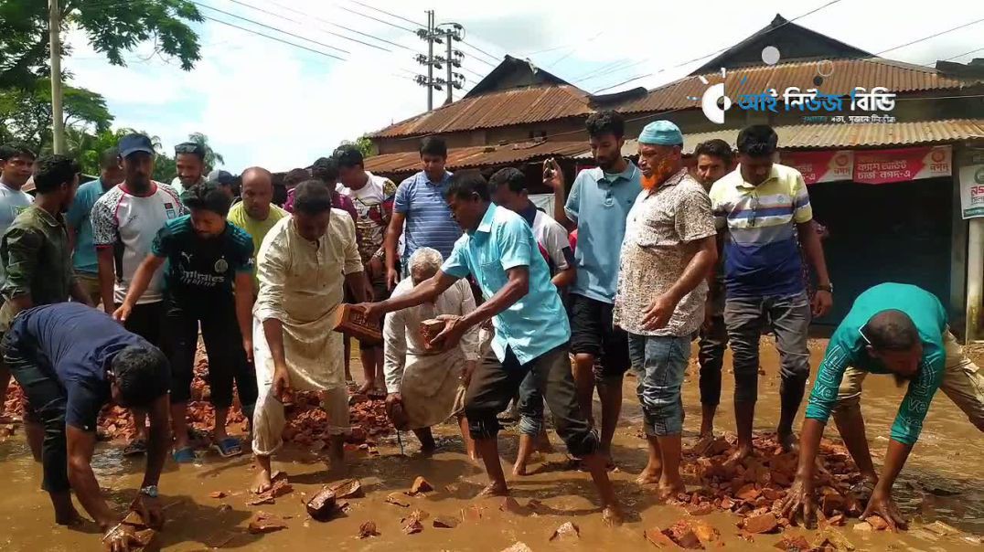 ⁣রাস্তা মেরামতের কাজে লেগে গেলেন বিএনপি নেতা-কর্মীরা।