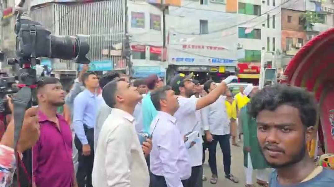 ⁣চট্টগ্রাম নগরীর চকবাজারে চলছে অবৈধ ব্যানার পোস্টার অপসারণ