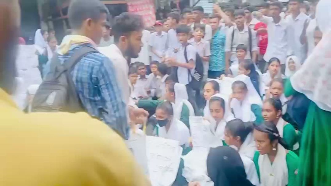 ⁣বাকেরগঞ্জের চরাদীতে শিক্ষার্থীদের সড়ক অবরোধ