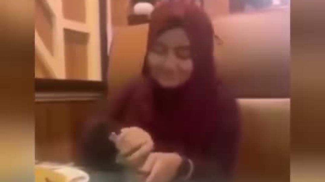 ⁣থানা থেকে লুট করা অস্র প্রেমিকার হাতে।