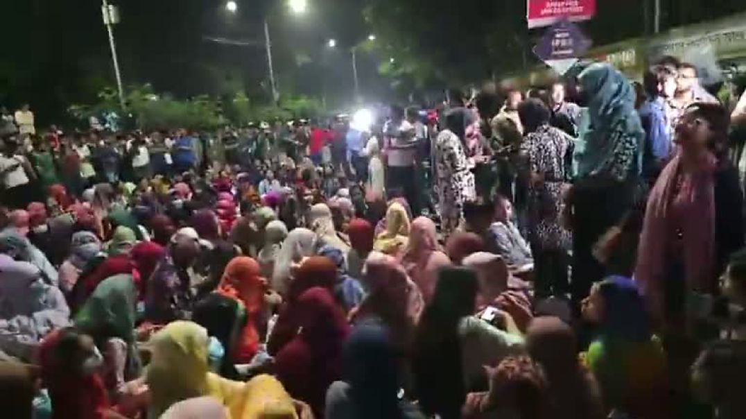 ⁣ঢাবির হলগুলোতে ছাত্ররাজনীতি নিষিদ্ধের দাবিতে মধ্যরাতে মিছিল