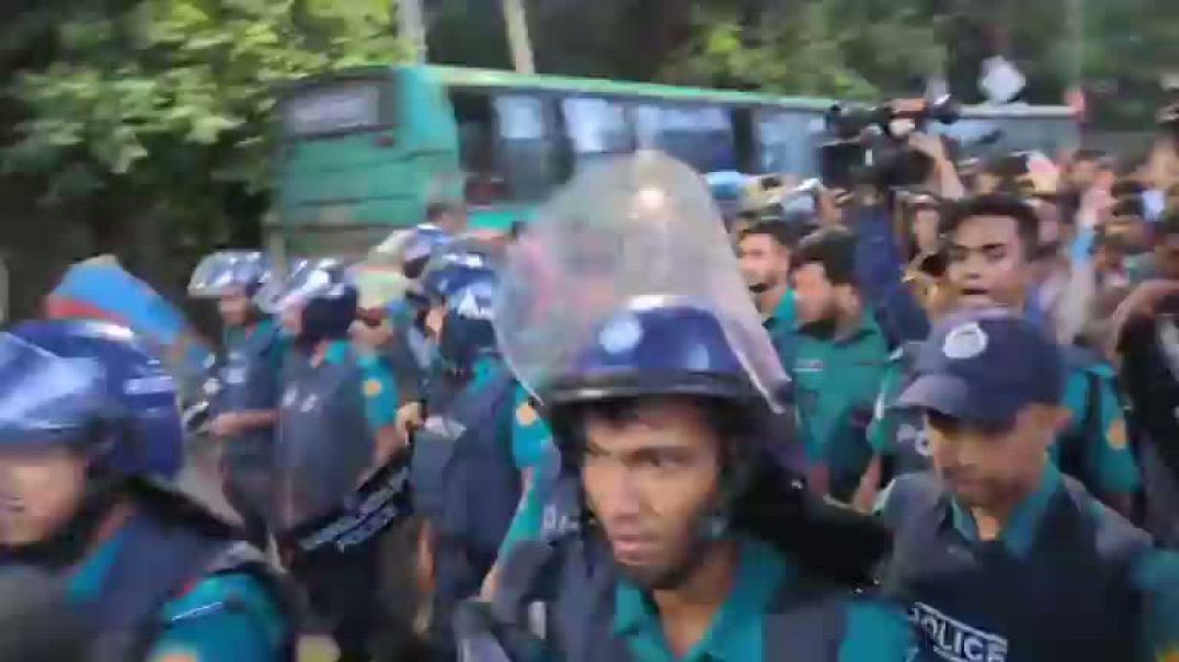 ⁣⁣শাহবাগে পুলিশের লাঠিচার্জ