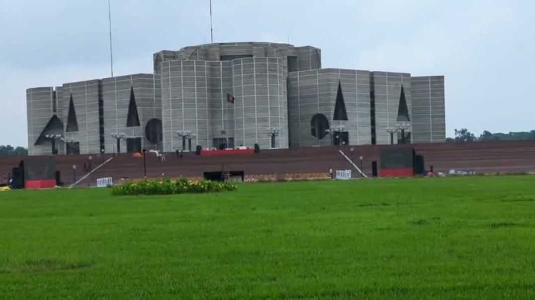 ⁣জুলাই ঘোষণাপত্র পাঠের জন্য প্রস্তুত করা হচ্ছে সংসদ ভবনের দক্ষিণ প্লাজা।