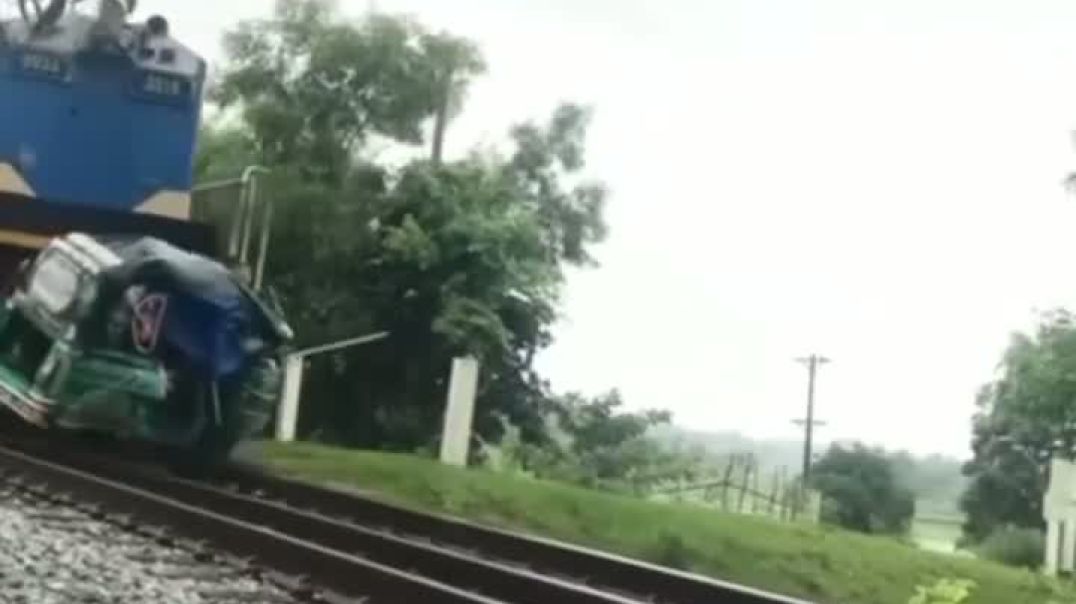 ⁣রামু রশিদ নগরের ভারুয়াখালী এলাকায় রাস্তা পার হতে রেলের সাথে সিএনজি সংঘর্ষে ঘটনাস্থলেই শিশুসহ ৪জন নিহ