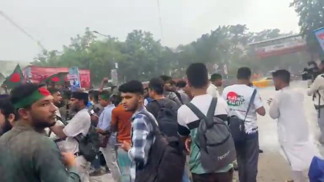 ⁣জুলাই যোদ্ধাদের আন্দোলন ঘিরে বৃষ্টির মধ্যে যা ঘটছে শাহবাগ