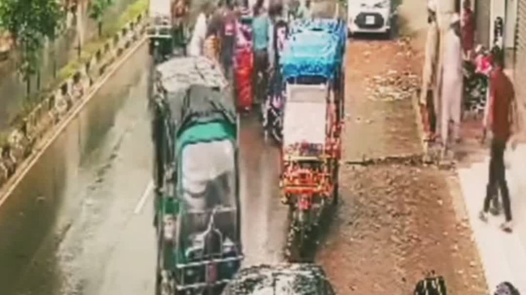 ⁣রাজবাড়ী প্রধান সড়কে মোটরসাইকেল এবং অটো বাইকের এক্সিডেন্ট