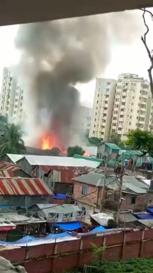রাজধানীর মহাখালী বস্তিতে আগুন।