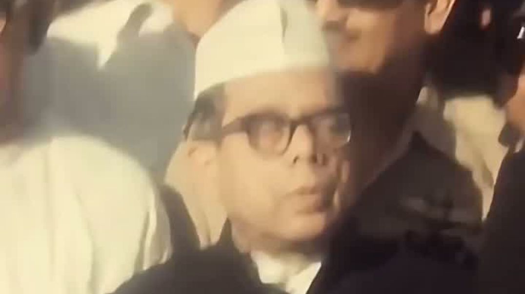 ⁣বিদ্রোহী কবি কাজী নজরুল ইসলাম এর শেষ যাত্রায় প্রেসিডেন্ট জিয়াউর রহমান