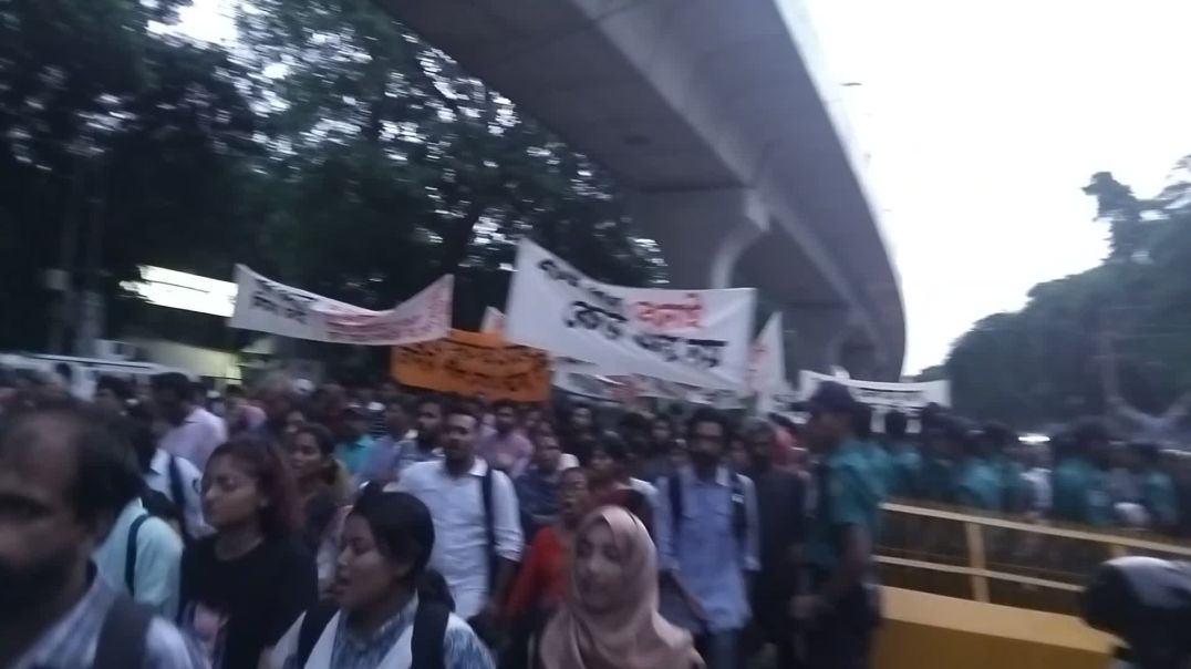 ⁣দ্রোহ যাত্রায় এক নারীর ক্ষোভ!