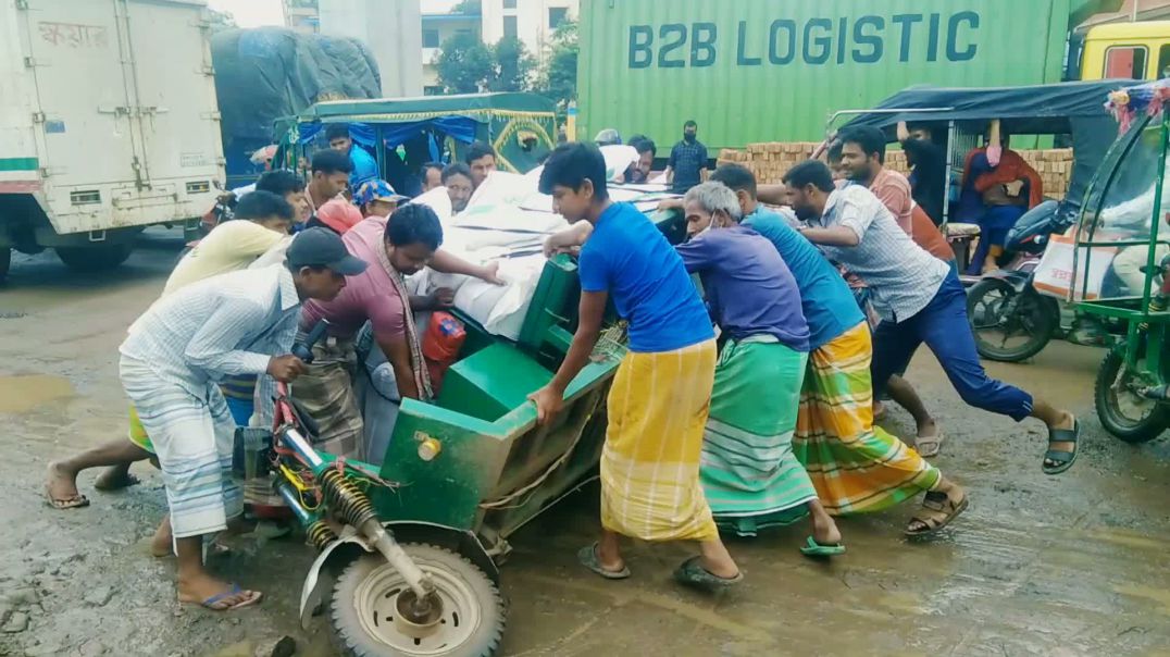 ⁣সড়ক দুর্ঘটনা ঝুঁকিপূর্ণ সড়কে খাদে পড়ে গাড়ি উল্টে পডেছে