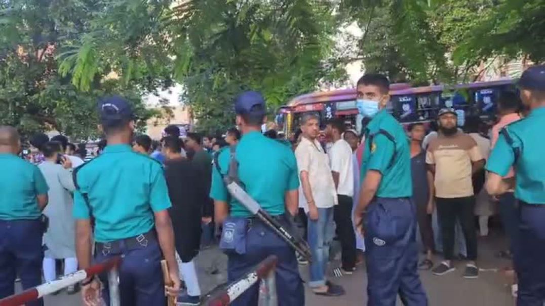 ⁣ধানমন্ডি ৩২ এর প্রবেশদ্বারে উৎসুক জনতার ভীড়, সতর্ক অবস্থানে পুলিশ