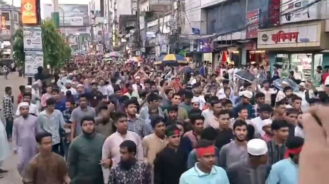 ⁣জুলাই গণহত্যার বিচার ও সনদ প্রদানের দাবিতে ফেনীতে শিবিরের 'জুলাই দ্রোহ' মিছিল ‎