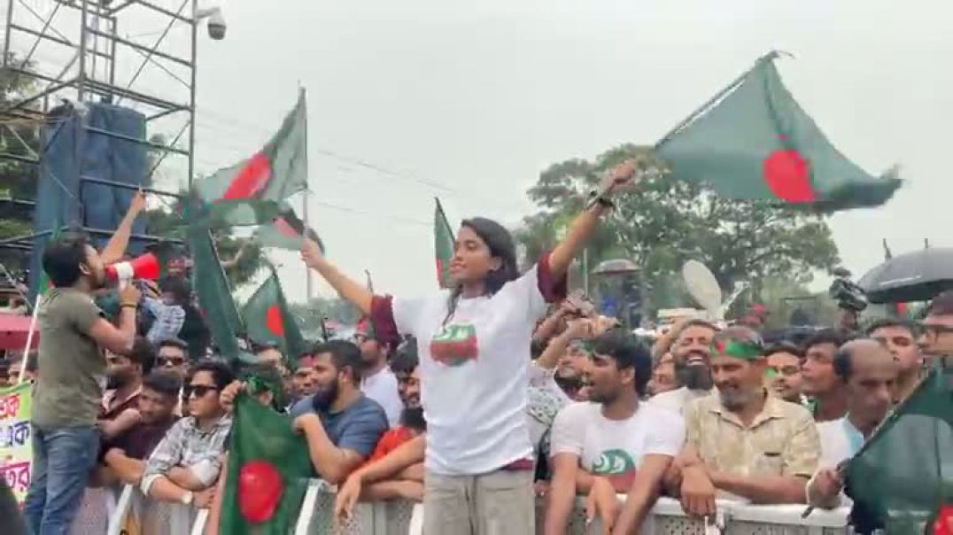 ⁣সংসদ ভবনের সামনে হাজারো জনতার ঢল