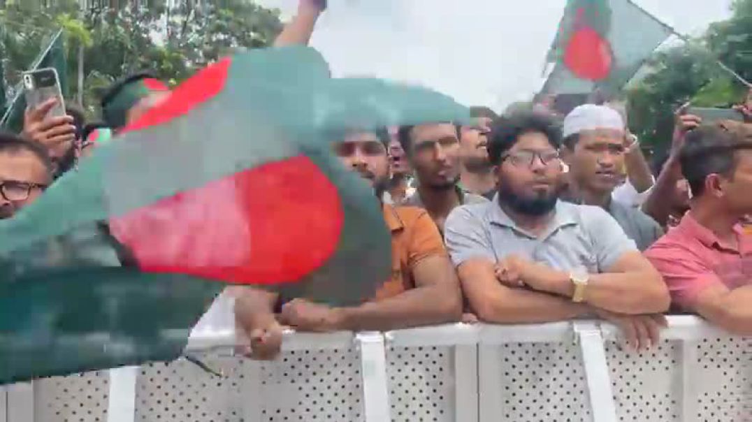 ⁣জুলাই পুনর্জাগরণ অনুষ্ঠানের চারপাশ পর্যবেক্ষণ করছে সেনাবাহিনী