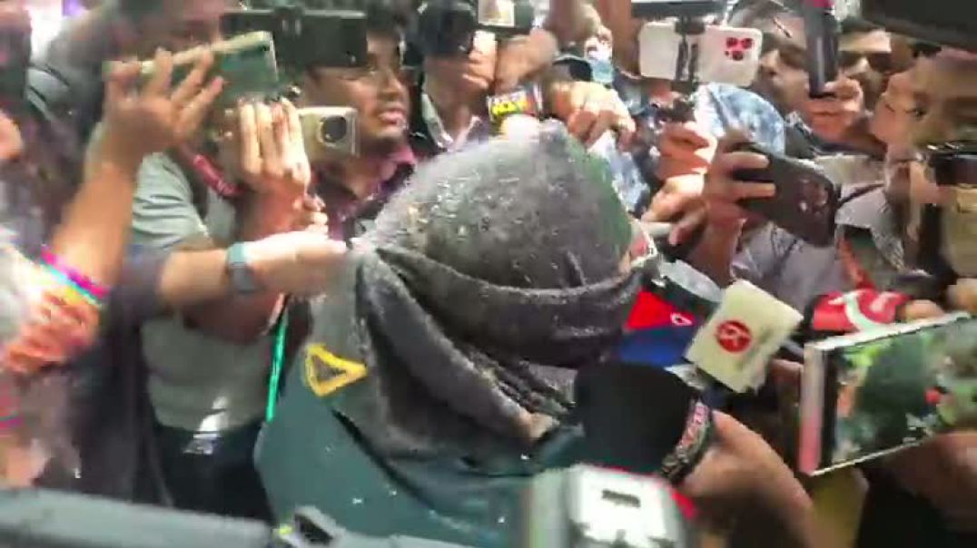 ⁣ধানমন্ডি ৩২ এর শোক জানাতে এসে রোষানলে দম্পতি