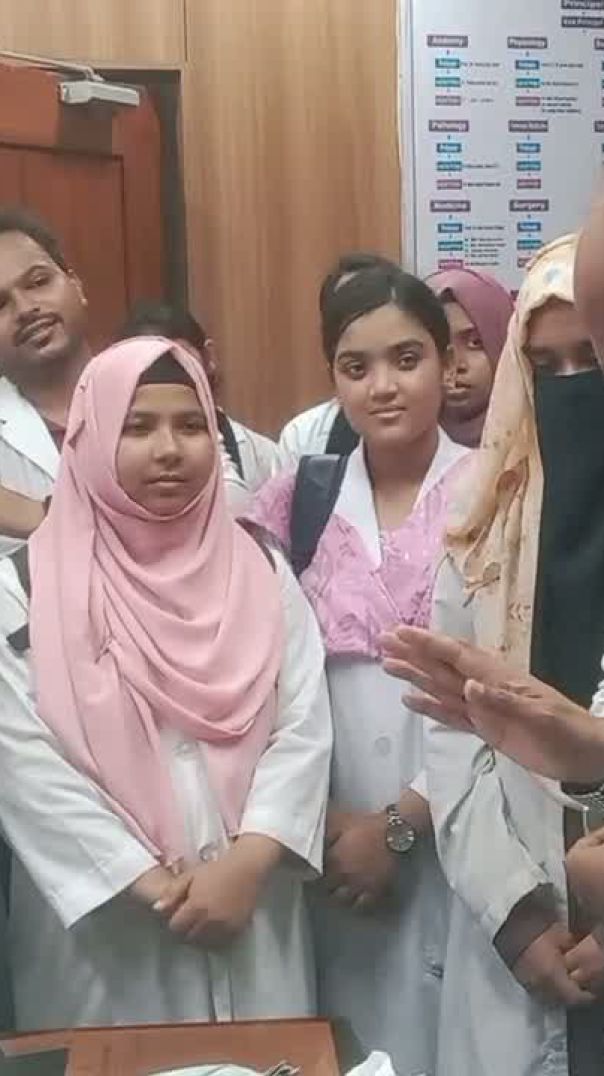 ⁣দিনাজপুর মেডিকেল কলেজের অধ্যক্ষের বিরুদ্ধে মিথ্যা অপবাদের প্রতিবাদে শিক্ষার্থীদের বিক্ষোভ