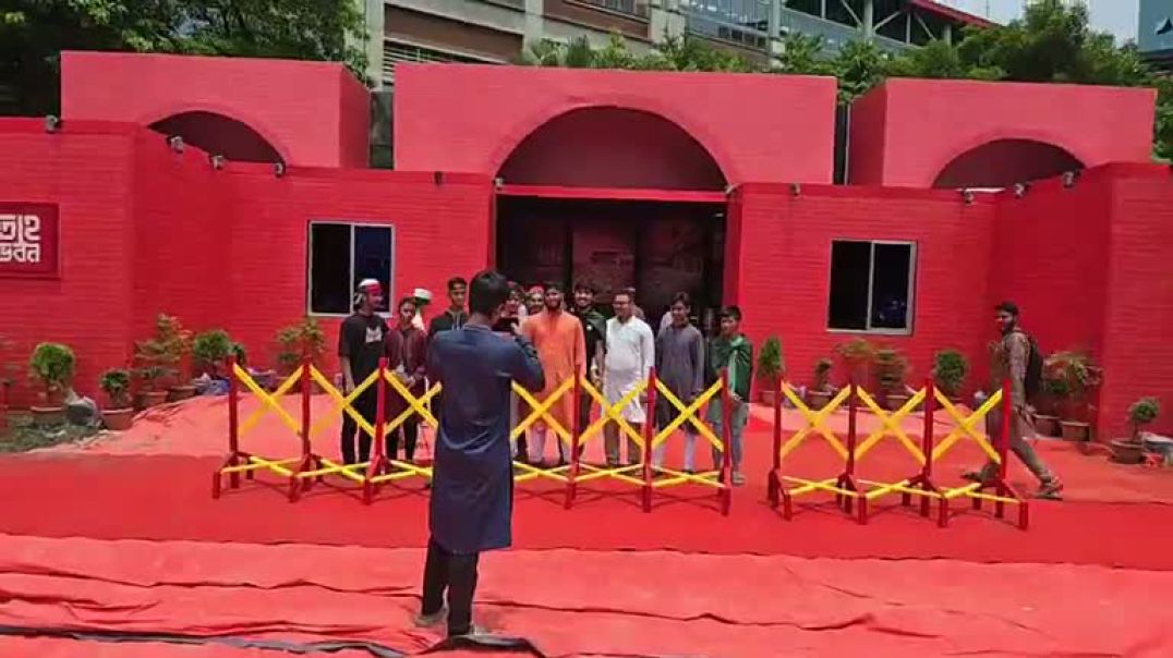 ⁣ছাত্রশিবিরের ভিন্ন আয়োজন - গণভবন দেখতে দর্শনার্থীদের ভিড়,