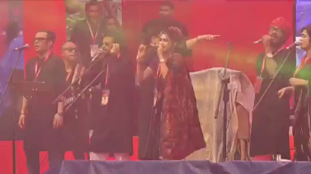 ⁣বৃষ্টি উপেক্ষা করে মানিক মিয়া এভিনিউয়ে জনতার ঢল